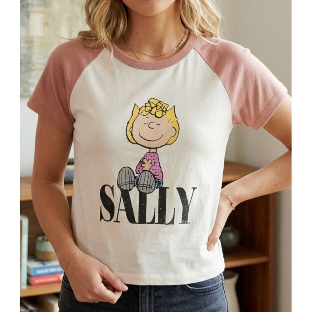 Peanuts Women's raglan crop tee featuring Sally Brown‎ Size XL